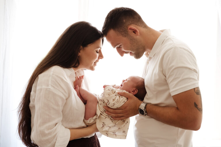 famiglia con neonata durante servizio fotografico newborn in studio a Sagrado